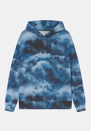 Bluza z kapturem z nadrukiem górskiego krajobrazu w odcieniach niebieskiego i szarości, z długimi rękawami, miękkiego materiału i luźnym krojem.