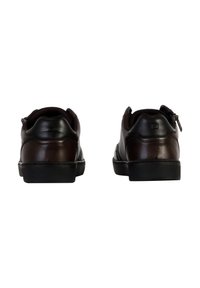 Scarpe in pelle marrone con punta arrotondata, finitura liscia e suole in gomma nera. Presentano una cerniera sul tallone per una facile calzata.