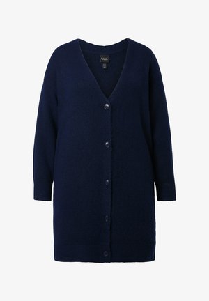 Námořnický modrý cardigan vyrobený z měkké, texturované tkaniny. Má výstřih do V, dlouhé rukávy a pět knoflíků vpředu.