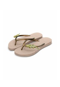 Tongs marron avec une semelle beige texturée. Présente des embellissements en forme de lézard vert sur les sangles ajoutant un détail vivant. Conçues pour le confort.