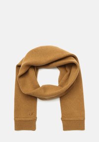 Jasnobrązowy wełniany szal z prążkowanymi końcami i małym metalowym logo "MK" z jednej strony, leżący płasko na białym tle.