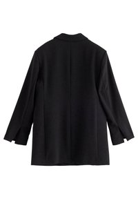 Blazer nero a maniche lunghe con colletto a rever e vestibilità morbida. Presenta una texture liscia e un design semplice, senza motivi o accenti.