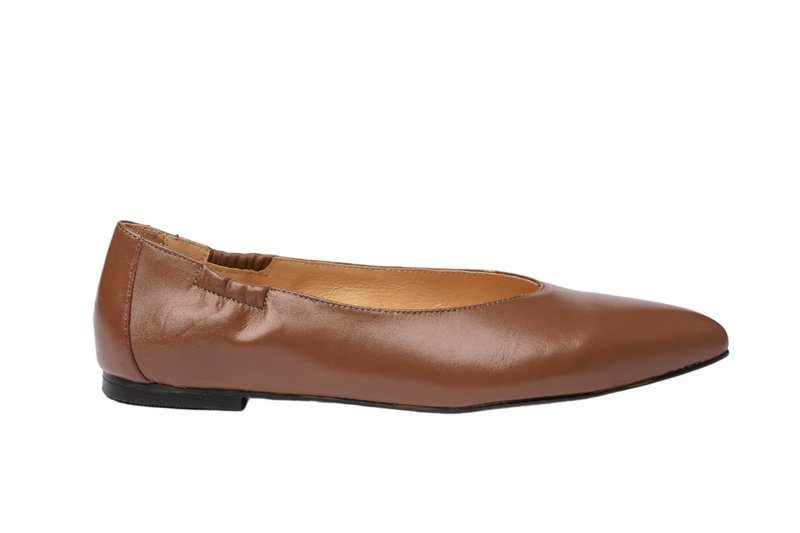 Zapato plano de cuero marrón con punta puntiaguda, abertura elastizada y tacón negro bajo, que presenta una superficie lisa y un diseño minimalista.