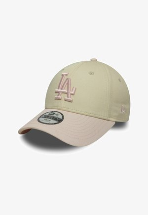 Cappellino da baseball giovanile regolabile beige e rosa chiaro con logo "LA" ricamato sulla parte anteriore e adesivo New Era sulla visiera.