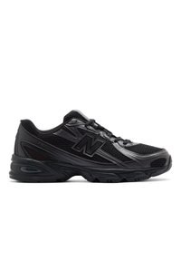 Chaussure de sport New Balance noire avec panneaux en mesh, semelle texturée, lacets et logo sur le côté, présentée en profil latéral sur fond blanc.