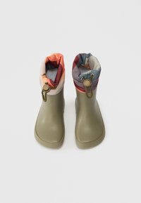 Een paar olijfgroene regenlaarzen met meerkleurige gewatteerde boorden en verstelbare trekkoorden op een witte achtergrond.