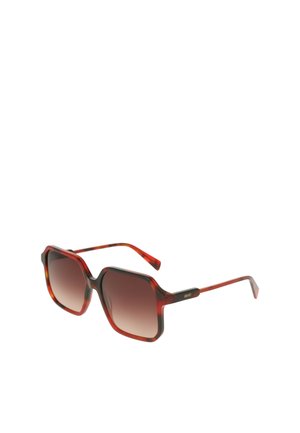 Occhiali da sole di forma quadrata con lenti sfumate marroni e montature rosse tartarugate, con aste sottili e piccolo logo dorato sul lato.