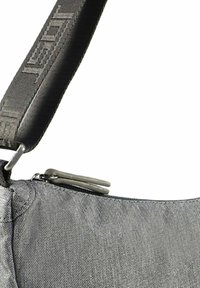 Bolso de tela gris con correa de hombro y herrajes metálicos. Diseño texturizado y detalle de cierre de cremallera visible, con una forma elegante y moderna.