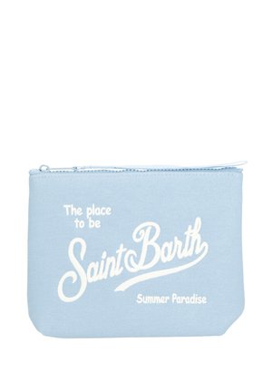 Bustina azzurro chiaro con cerniera e testo bianco: "The place to be Saint Barth Summer Paradise" sulla superficie frontale in tessuto.