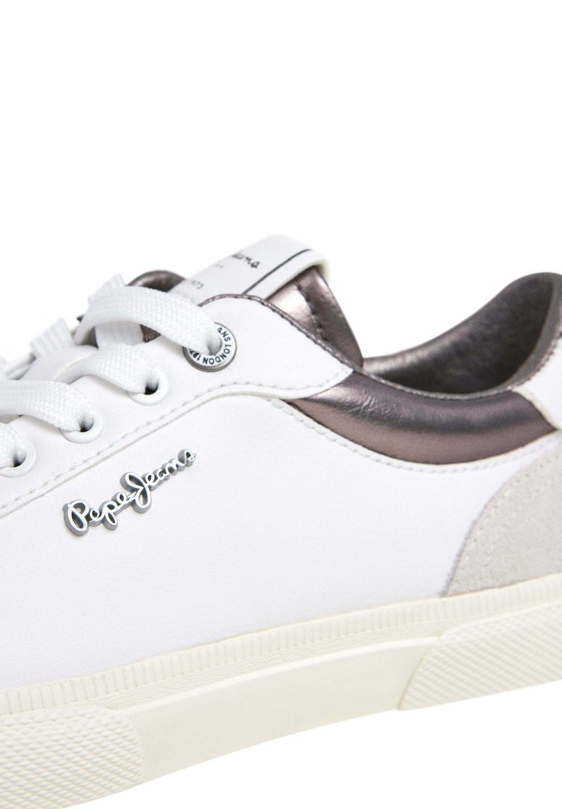 Baskets blanches avec tige en cuir lisse, accents en bronze métallisé, panneau en suède gris et lacets blancs. Présente le logo "Pepe Jeans" sur le côté.