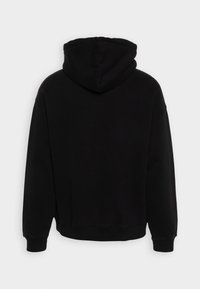 Sweat-shirt à capuche noir avec une coupe confortable, tissu doux, poignets côtelés et coutures aux épaules et à l'ourlet. Design uni sans motifs.