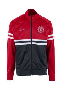 Rød og sort track-jakke med høj krave, frontlynlås, logo på brystet og hvide stribede detaljer på ærmerne.