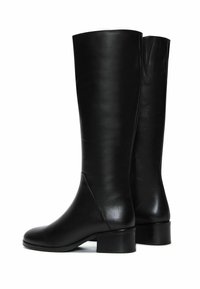 Bottes en cuir noir jusqu'aux genoux avec une texture lisse, un bout arrondi, un petit talon bloc et un subtil détail de couture à l'arrière.