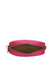 Roze leren clutch met zilveren studdetails, ritssluiting en een gladde textuur. De binnenkant is gevoerd met beige stof.