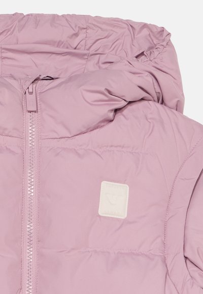 Veste matelassée violet clair avec une fermeture éclair à l'avant et un petit patch carré sur la poitrine, avec une capuche aux bords froncés.