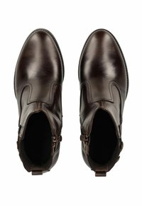 Bottines en cuir marron avec une texture lisse, des panneaux latéraux élastiques et des accents décoratifs en matériel. Design à bout rond.