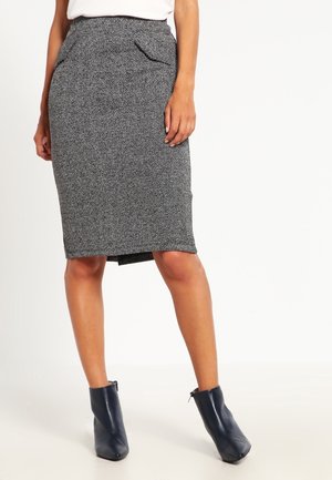 Potloodrok met pied-de-poule-patroon in zwart-wit, met een hoge taille, twee steekzakken aan de voorkant en een split aan de achterzoom.