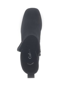 Bottine noire avec une tige lisse en daim, bout carré et fermeture éclair sur le côté. L'intérieur présente un logo embossé ; talon plat ; design minimaliste.