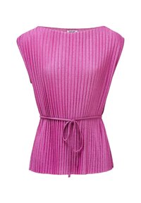 Top de punto sin mangas de color rosa, con cuello de barco y un delgado cinturón atado a la cintura.
