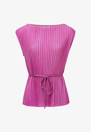 Haut sans manches en tricot rose à côtes avec un décolleté en bateau et une fine ceinture nouée à la taille.