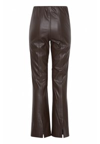 Pantalons en cuir marron avec une taille ajustée, une coupe évasée et des fentes latérales à l'ourlet pour un détail supplémentaire. Texture lisse.