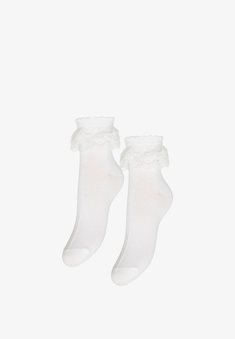 Pari valkoisia nilkkasukkia, joissa on pitsireunus yläreunassa, esillä valkoisella taustalla.