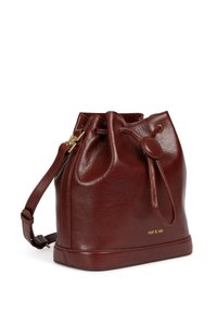 Braune Leder-Eimer-Tasche mit glatter Textur, Kordelzugverschluss und goldenen Hardware-Akzenten. Verfügt über einen kurzen Schultergurt und eine Markenpräsentation.