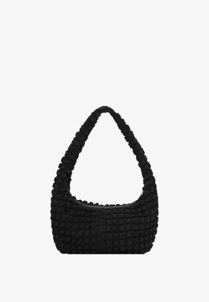 Borsa a tracolla nera in un morbido tessuto testurizzato, con una silhouette curvilinea, una larga tracolla e chiusura a zip superiore. Motivo a quadretti puffati sulla superficie.