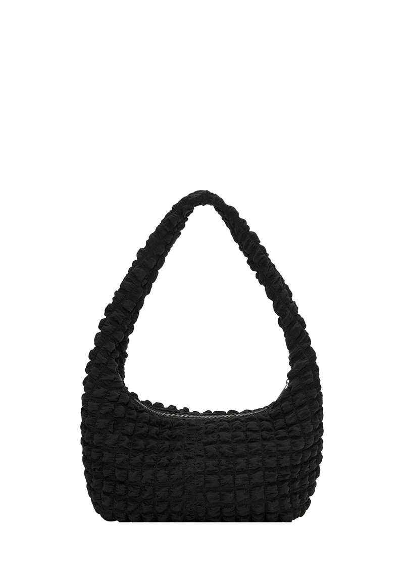 Sac à main noir avec un tissu doux et texturé, présentant une silhouette incurvée, une large bandoulière et une fermeture éclair sur le dessus. Motif carré en relief sur la surface.