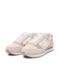 Beige Sneaker mit strukturiertem Wildleder- und Mesh-Obermaterial, weißen Lederakzenten, runder Zehenpartie und einer kontrastierenden braunen Sohle.