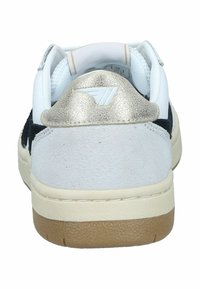 Sneaker bianca con tallone in suede grigio testurizzato, dettagli neri e un tab posteriore metallico dorato. Suola in gomma e colletto imbottito per il massimo comfort.