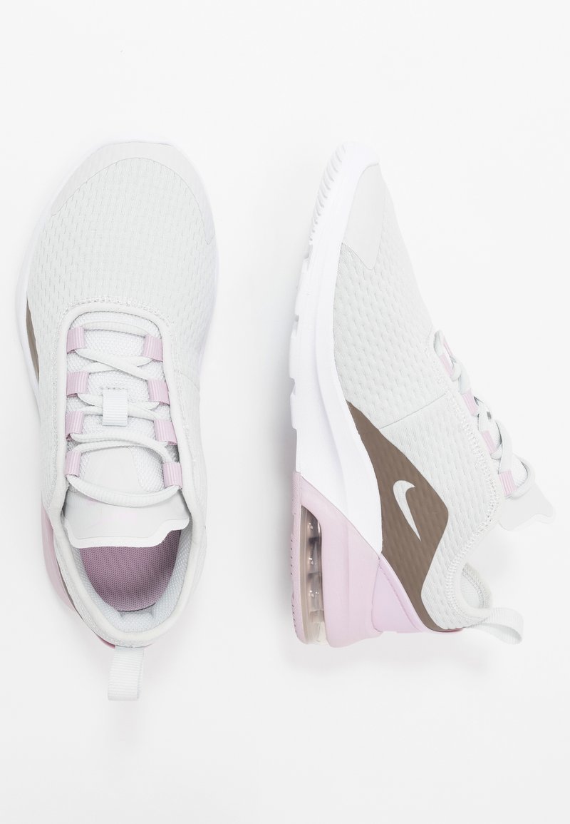 Baskets Nike Air Max blanches et rose clair avec tige en mesh, coussin d'air visible dans la semelle, vues de dessus et de côté.