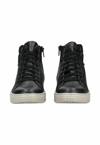 Zwarte leren high-top sneakers met een gladde afwerking, textuuraccenten, voorveters en een zijrits, met een lichte rubberen zool.