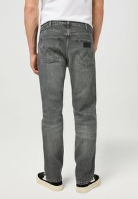 Wrangler FRONTIER - Vaqueros rectos - marshall