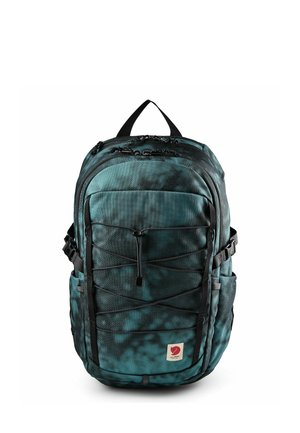 Grüner und schwarzer Rucksack mit mehreren Reißverschlussfächern, verstellbaren Seitenträgern, elastischen Frontkordeln und einem oberen Tragegriff.
