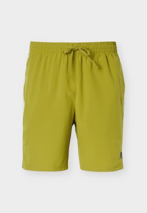 Világoszöld férfi rugalmas derékpántos sort húzózsinórral és oldalzsebekkel, az alsó bal lábszáron kis logóval.