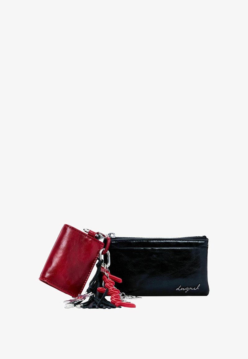 Cartera sintética negra con textura brillante, que incluye un tarjetero de cuero rojo sujeto por una cadena y adornos decorativos en rojo y plata.