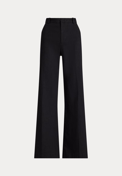 Schwarze, hoch taillierte Hose mit weitem Bein, Gürtelösen, vorderem Reißverschluss und sauberem nahtlosem Design auf schlichtem hellem Hintergrund.