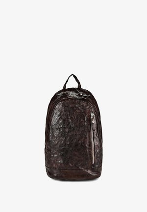 Zaino in pelle marrone scuro con texture, con manico superiore e tasca verticale con cerniera sul lato anteriore destro.