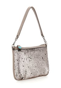 Piccola borsa beige con paillettes argento lucide, tracolla corta e chiusura a zip con dettaglio blu sul bottone.