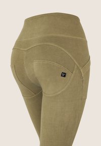 Leggings a vita alta, verde oliva, con una texture liscia, cuciture curve e un piccolo logo sulla tasca posteriore.
