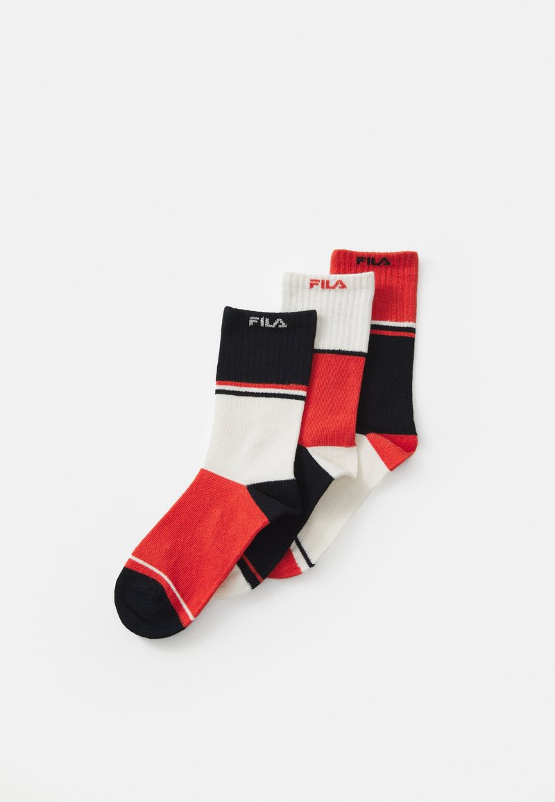 Tre par af ankelstrømper i rød, sort og hvid. Ribbet design med Fila-logo; har farveblokering og accentstriber.