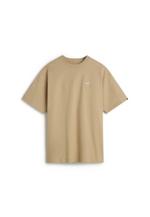 Beige T-shirt met korte mouwen van katoen, voorzien van een klein wit logo op de linkerborst en een ronde hals. Eenvoudig en onopgesmukt ontwerp.