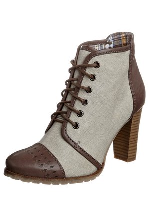 Bottine femme en tissu beige, bout et talon en cuir marron, lacets à l'avant, doublure intérieure à carreaux et talon haut en bois empilé.
