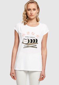 Witte katoenen t-shirt met een afbeelding van een schattige kat naast sushirollen en eetstokjes, met de tekst "Ramen Company" in zwart en roze.