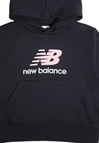 Felpa nera con cappuccio realizzata in tessuto morbido, dotata di tasca a marsupio e con logo "nb" rosa stampato insieme al testo "new balance" sottostante.
