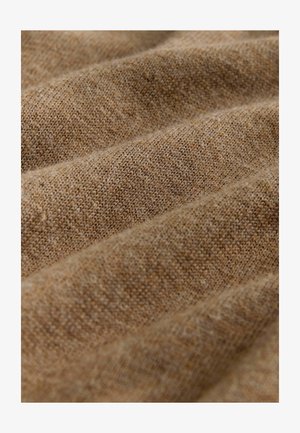 Tessuto intrecciato marrone con una superficie testurizzata, caratterizzato da un sottile motivo a righe e una consistenza morbida e malleabile. Materiale leggero e flessibile.