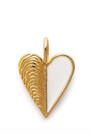 Colgante de oro en forma de corazón con diseño de huella dactilar texturizada en una mitad y esmalte blanco liso en la otra mitad.