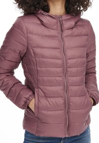 Helllila Daunenjacke mit Kapuze, mit gestepptem Material, Reißverschluss und elastischen Bündchen. Jeweils eine Tasche auf beiden Seiten.