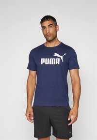 Puma LOGO TEE - Apdrukāts T-krekls - peacoat